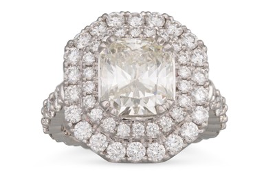 Lot 304 - A DIAMOND CLUSTER RING, the centre 'Korloff'...