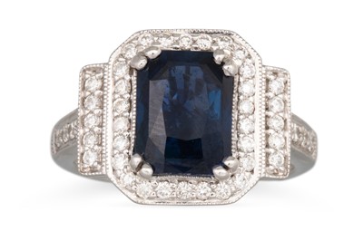 Lot 306 - A SAPPHIRE AND DIAMOND CLUSTER RING, the...