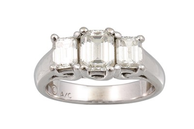 Lot 317 - A THREE STONE DIAMOND RING, the graduated...