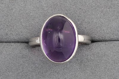 Lot 65 - AN AMETHYST CABOCHON RING, mounted in silver,...