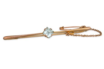 Lot 72 - A 9CT GOLD BAR BROOCH, set with synthetic...