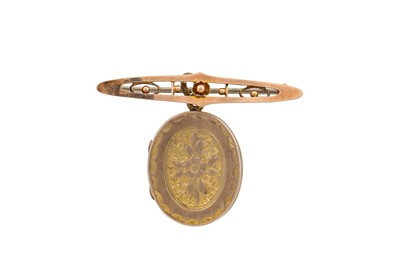 Lot 198 - A 9CT GOLD BROOCH, suspending a Victorian...