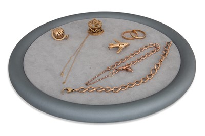 Lot 324 - A COLLECTION OF 9CT YELLOW AND ROSE GOLD ITEMS,...
