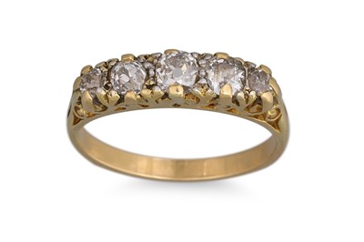 Lot 313 - A VICTORIAN ANTIQUE DIAMOND RING, the five old...