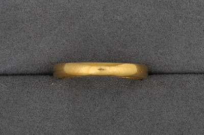 Lot 4 - AN 18CT YELLOW GOLD BAND RING, 2 g, size M