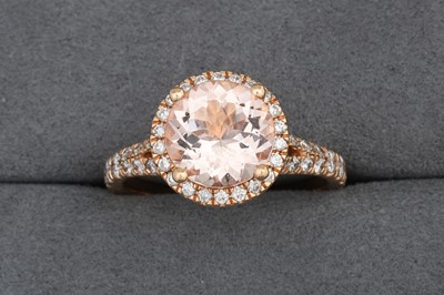 Lot 86 - A MORGANITE AND DIAMOND CLUSTER RING, to split...