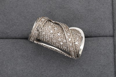 Lot 104 - A DIAMOND SET UNUSUAL SCROLLED RING, pavé set,...