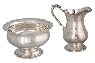 Lot 421 - A MODERN IRISH SILVER MATCHING SUGAR BOWL AND...