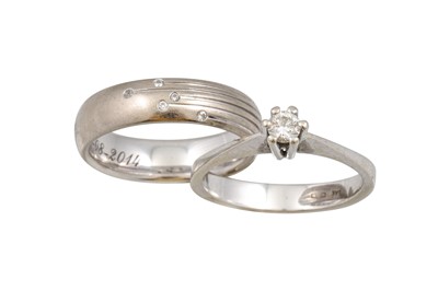 Lot 146 - A 14CT WHITE GOLD DIAMOND SET BAND RING,...