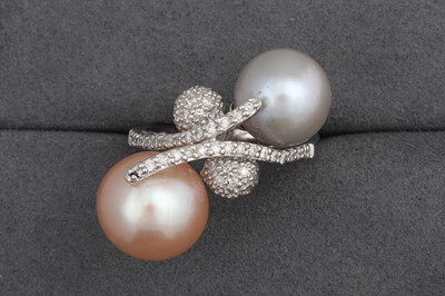 Lot 109 - A DIAMOND AND PEARL CROSSOVER RING, the grey...