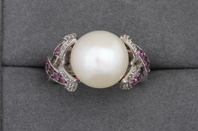 Lot 110 - A BUTTON PEARL RING, to diamond and pink...