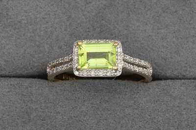 Lot 120 - A PERIDOT AND DIAMOND RING, mounted in 10ct...