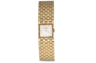 Lot 361 - A VINTAGE LADY'S JAEGER LE COULTRE 9CT GOLD...