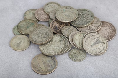 Lot 39 - A COLLECTION OF IRISH AND ENGLISH COINS,...