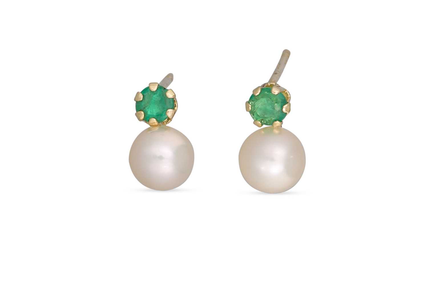 Lot 25 - A PAIR OF CULTURED PEARL AND EMERALD EARRINGS,...