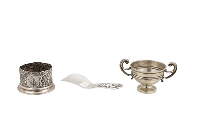 Lot 426 - AN EDWARDIAN CIRCULAR SILVER EMBOSSED BOTTLE...