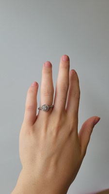 Lot 46 - A DIAMOND SET CLUSTER RING, diamond set...