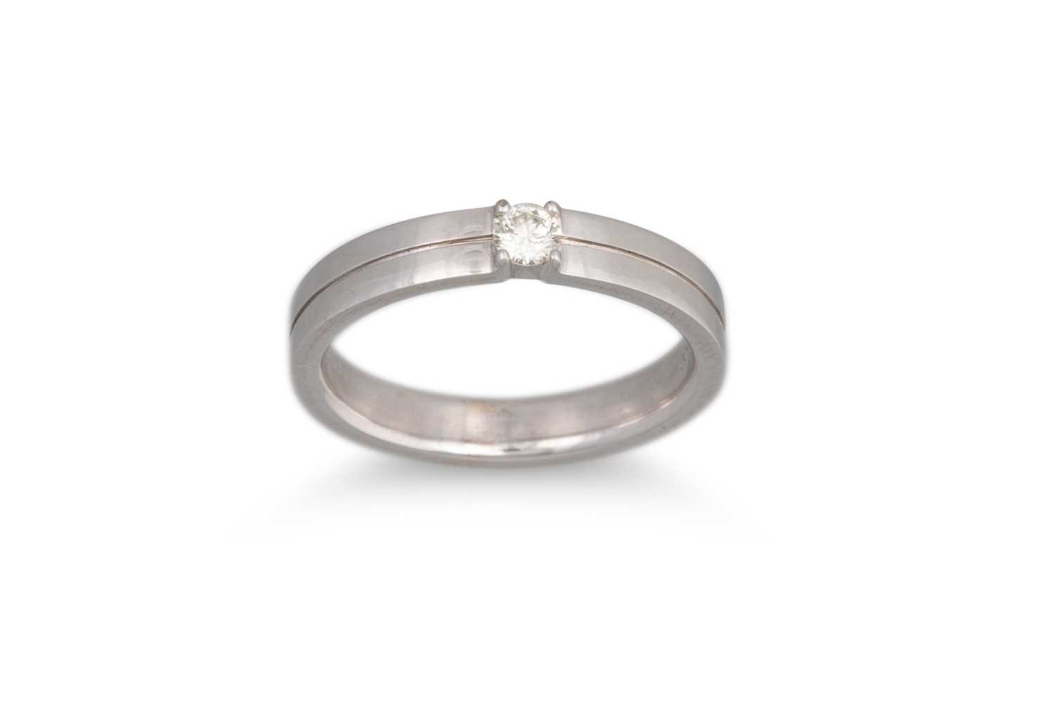Lot 45 - A DIAMOND RING, mounted in 14ct white gold,...