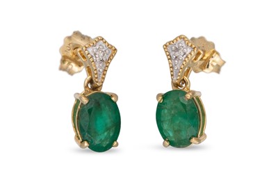 Lot 124 - A PAIR OF EMERALD AND DIAMOND DROP EARRINGS,...
