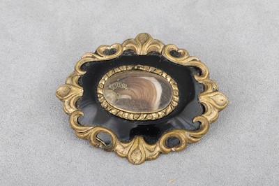 Lot 11 - AN ANTIQUE MOURNING BROOCH, in gilt metal