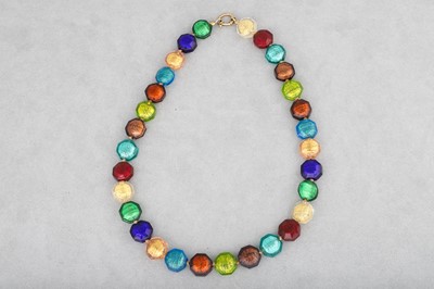 Lot 22 - A VINTAGE GLASS NECKLACE, with a 9ct gold clasp