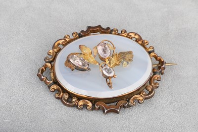 Lot 24 - AN ANTIQUE BROOCH, the central plaque set with...
