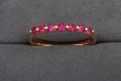 Lot 88 - A SEVEN STONE RUBY RING, mounted in 18ct gold,...