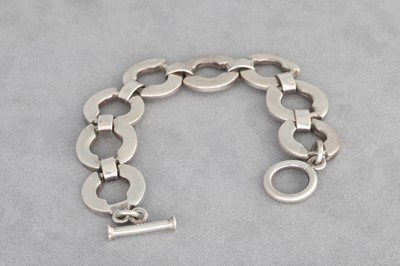 Lot 162 - A FLAT SILVER CURB LINK BRACELET, stamped .925,...