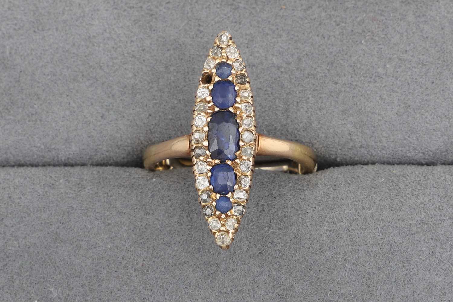 Lot 26 - AN ANTIQUE SAPPHIRE AND DIAMOND MARQUISE...