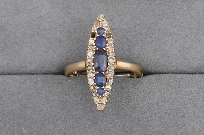 Lot 26 - AN ANTIQUE SAPPHIRE AND DIAMOND MARQUISE...