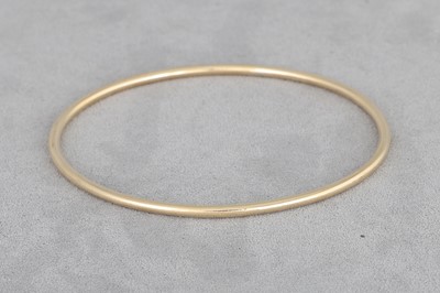 Lot 32 - A 9CT GOLD BANGLE, 10.2 g .