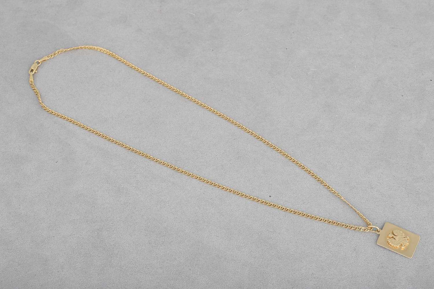 Lot 35 - A 14CT GOLD PENDANT, on a 14ct gold chain. 7.1 g.