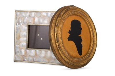 Lot 409 - A SILHOUETTE IN AN OVAL PLASTER FRAME,...