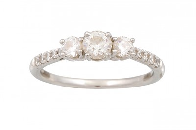 Lot 9 - A THREE STONE DIAMOND RING, the graduated...