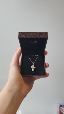 Lot 132 - A DIAMOND SET CROSS, the pavé set diamonds...