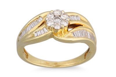 Lot 319 - A DIAMOND CLUSTER RING, the central circular...