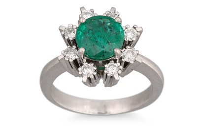 Lot 322 - AN EMERALD AND DIAMOND CLUSTER RING, mounted...