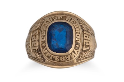 Lot 203 - A 10CT USA YELLOW GOLD GEM SET COLLEGE RING,...