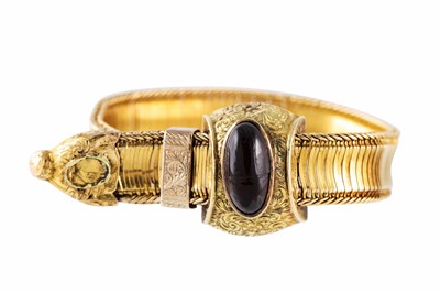 Lot 87 - AN ANTIQUE CABOCHON SET GARNET BRACELET, in...