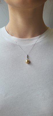 Lot 31 - AN 18CT GOLD DIAMOND AND PEARL PENDANT, to a...