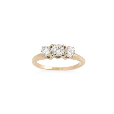 Lot 246 - A THREE STONE DIAMOND RING, the brilliant cut...