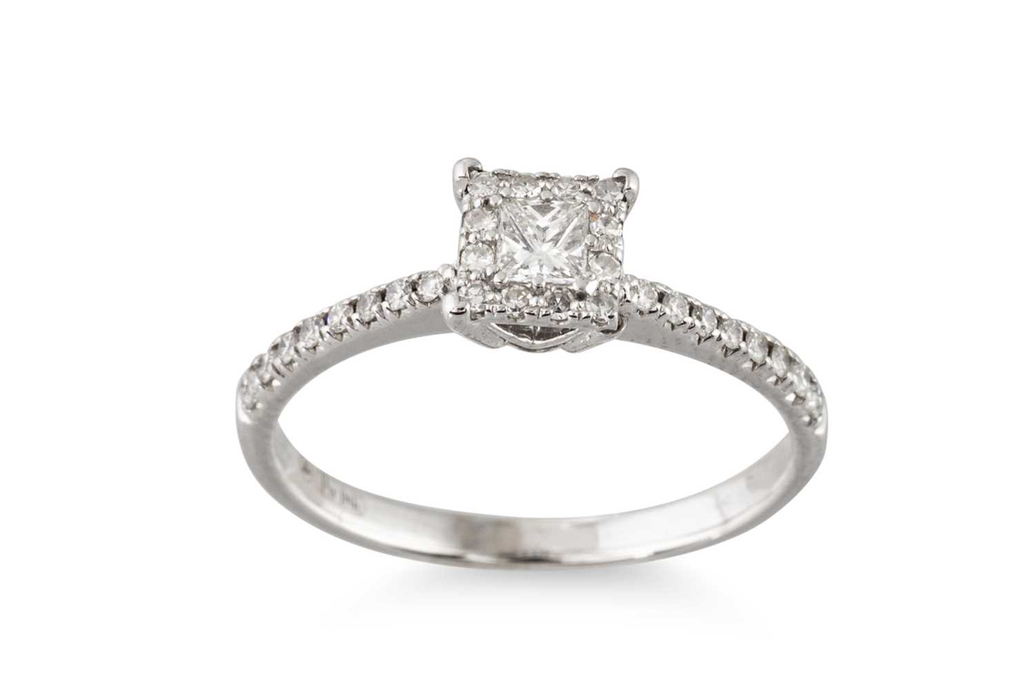 Lot 273 - A DIAMOND CLUSTER RING, set with a princess...