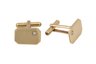 Lot 26 - A PAIR OF VINTAGE GOLD CUFF LINKS, each set...