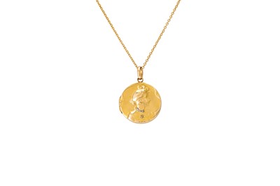 Lot 24 - AN ANTIQUE 15CT GOLD DIAMOND SET LOCKET,...