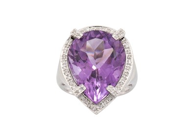 Lot 29 - A DIAMOND AND AMETHYST CLUSTER RING, the large...