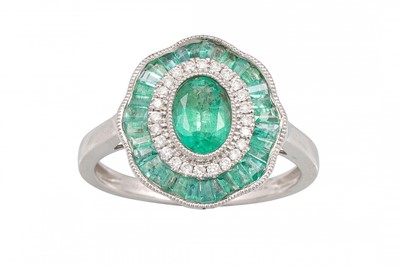 Lot 47 - A GREEN TOURMALINE AND DIAMOND CLUSTER RING,...