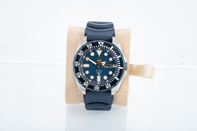 Lot 324 - A GENT'S SEIKO SPORTS AUTOMATIC WRISTWATCH,...