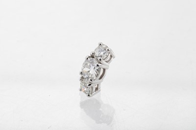 Lot 194 - A RING HEAD, set with three brilliant cut...