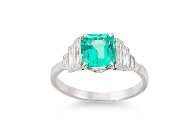 Lot 219 - AN EMERALD AND DIAMOND ART DECO STYLE CLUSTER...