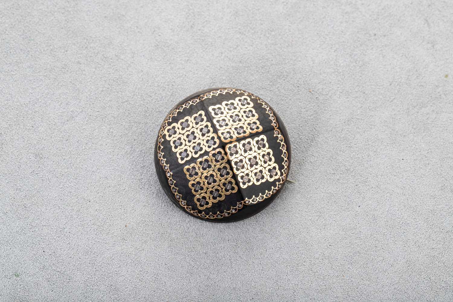 Lot 28 - AN ANTIQUE GOLD TORTOISESHELL BROOCH, with...